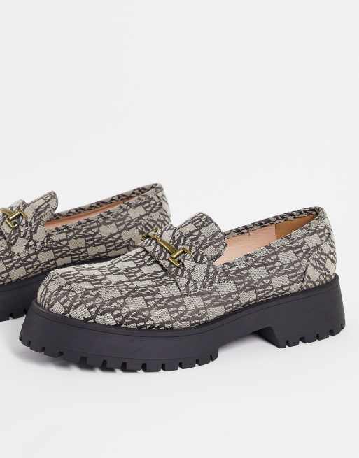 ASOS DESIGN – Loafer mit dicker Sohle und Jacquard-Monogramm-Design in Braun