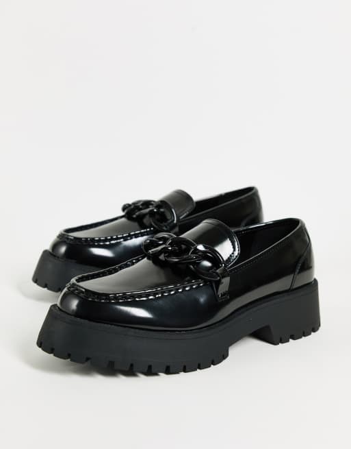 ASOS DESIGN - Loafers i sort imiteret læder med chunky sål og oversized kæde