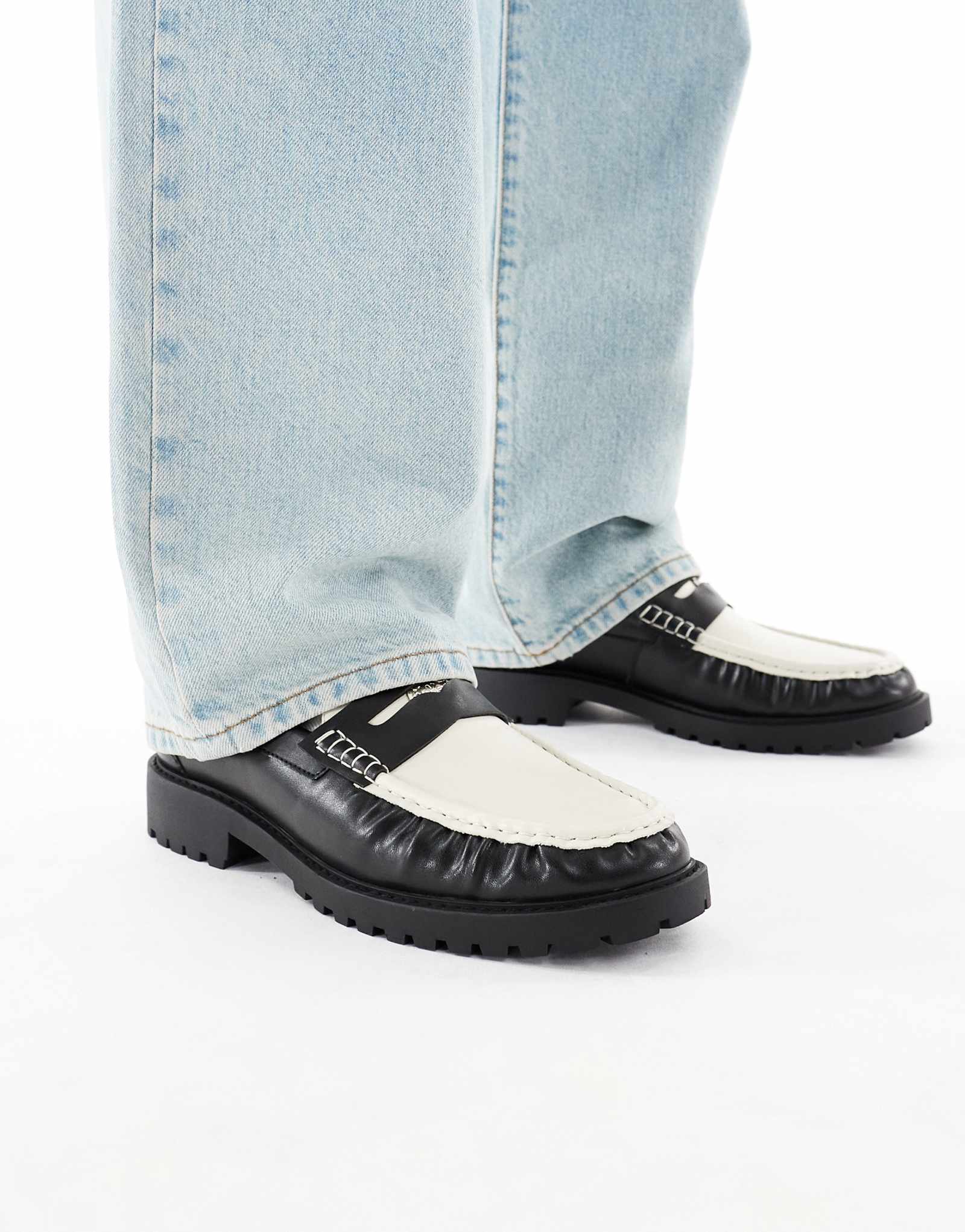 Дизайнерские мокасины ASOS черно-белого цвета на рифленой подошве