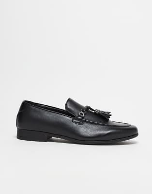 loafers in black with tassel detail