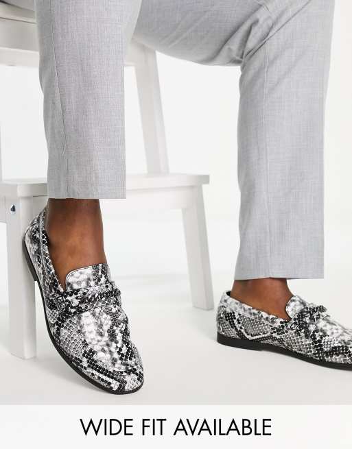 Snakeskin clearance loafers outfit