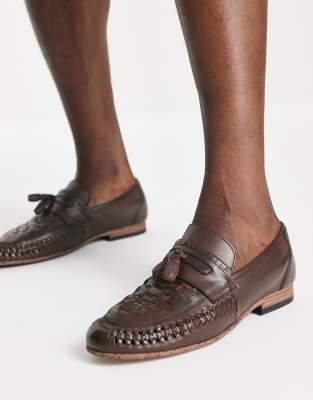  loafers in woven brown leather with tassel detail