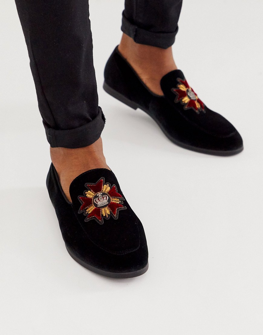 ASOS DESIGN - Loafers in zwart fluweel met badge