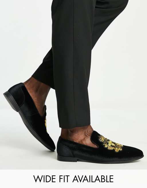 ASOS DESIGN - Loafers in zwart fluweel met badge