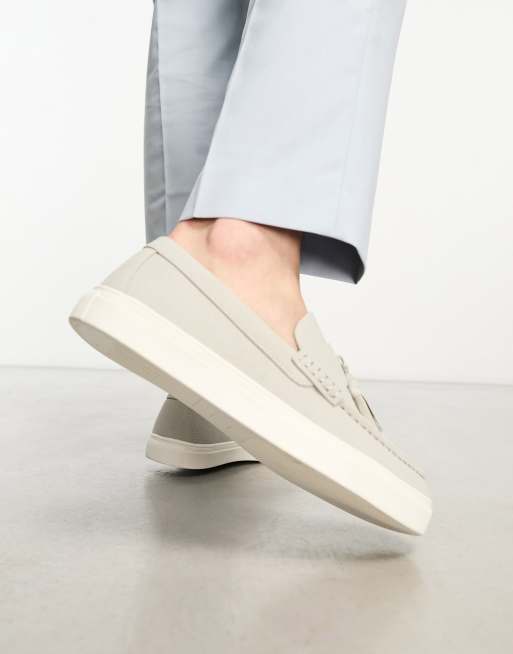 ASOS DESIGN - Loafers met kwastjes in grijs suède met witte zool, 2 van 4
