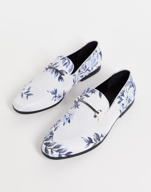 ASOS DESIGN - Loafers met trens en blauwe bloemenprint