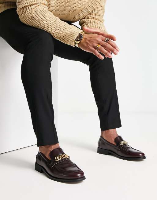 ASOS DESIGN - Loafers van bordeauxrood imitatieleer met gouden broche-detail