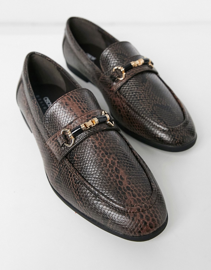 ASOS DESIGN - Loafers van bruin imitatieleer met slangenmotief met trensdetail