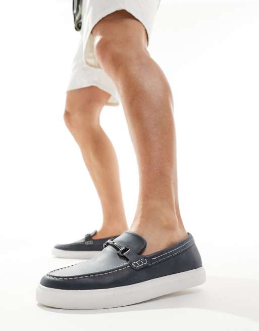 ASOS DESIGN - Loafers van imitatiesuède met trens in marineblauw met witte zool
