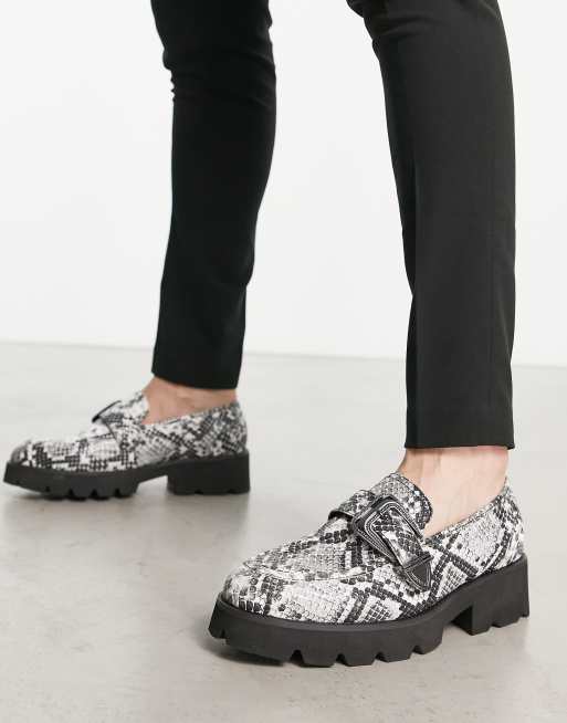ASOS DESIGN – Loafersy na grubej podeszwie z imitacji skóry węża i z kowbojską klamrą