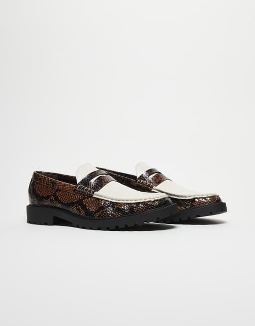 ASOS DESIGN – Loafersy z imitacji skóry w wężowy wzór w kolorze brązowym z kontrastowymi wstawkami na podeszwie z bieżnikiem