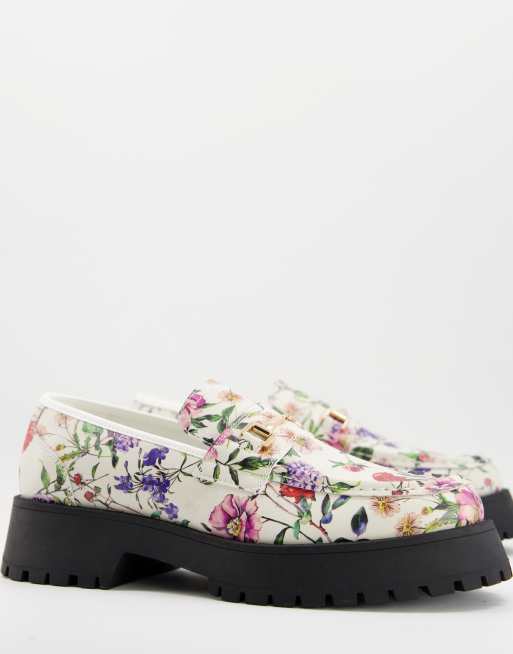 ASOS DESIGN – Loafersy z imitacji skóry ze wzorem w kwiaty i czarną, masywną podeszwą