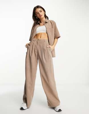 ASOS DESIGN - Locker fallende Hose aus feinem Cord in Braun mit weitem Schnitt, Kombiteil-Brown