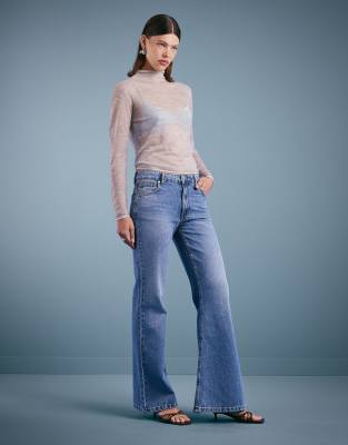 ASOS DESIGN - Locker geschnittene, ausgestellte Jeans in Mittelblau