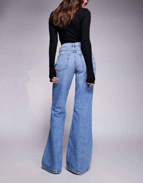 ASOS DESIGN – Locker geschnittene, ausgestellte Jeans in Mittelblau - view 1