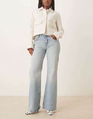 ASOS DESIGN - Locker geschnittene, ausgestellte Jeans in Mittelblau