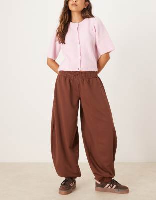 ASOS DESIGN - Locker geschnittene Barrel-Leg-Jogginghose in Schokobraun mit niedrigem Bund-Brown
