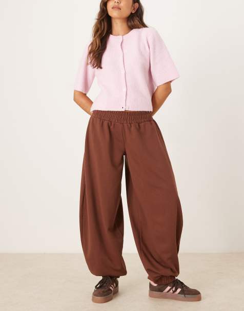 ASOS DESIGN – Locker geschnittene Barrel-Leg-Jogginghose in Schokobraun mit niedrigem Bund - view 1