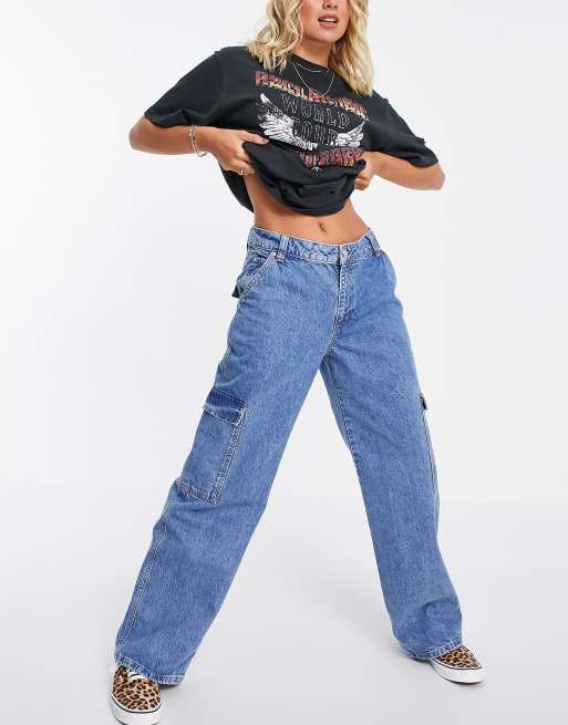 ASOS DESIGN – Locker geschnittene Dad-Jeans aus Baumwollmix in mittelblauer Waschung Schwarz mit niedrigem Bund und aufgesetzten Taschen - MBLUE