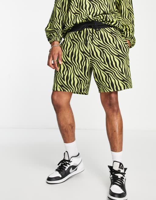 ASOS DESIGN – Locker geschnittene Festival-Shorts in Grün und Schwarz mit Zebramuster, Kombiteil
