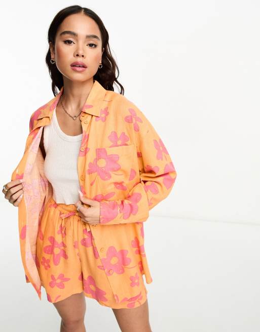 ASOS DESIGN – Locker geschnittene Hemdbluse in Orange mit rosa Blumenmuster, nach hinten abfallendem Saum und Leinenanteil