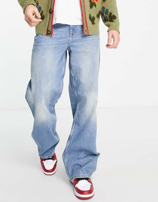 ASOS DESIGN – Locker geschnittene Jeans mit weitem Saum in verwaschenem Mittelblau 