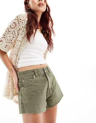 ASOS DESIGN - Locker geschnittene Jeans-Shorts in Khaki-Grün