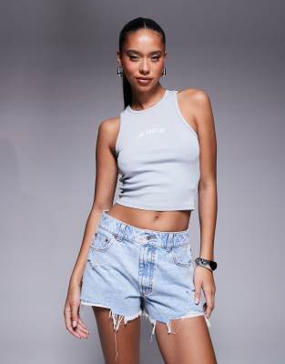 ASOS DESIGN - Locker geschnittene Jeansshorts in blassblauer Waschung mit Zierrissen
