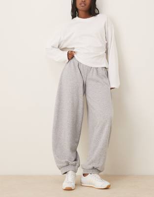 ASOS DESIGN - Locker geschnittene Jogginghose in meliertem Grau mit abgerundetem Beinschnitt und niedrigem Bund