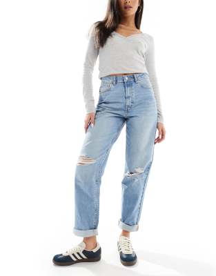 ASOS DESIGN - Locker geschnittene Mom-Jeans in Blassblau mit hohem Bund und Zierrissen