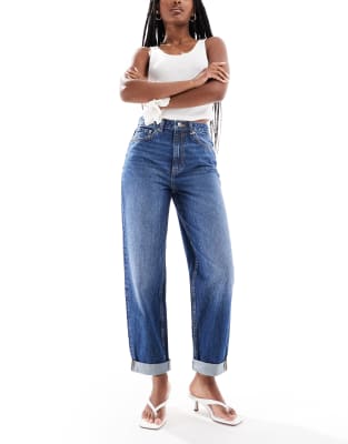 ASOS DESIGN - Locker geschnittene Mom-Jeans in dunkler Waschung mit hohem Bund-Blau
