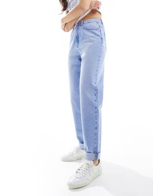 ASOS DESIGN - Locker geschnittene Mom-Jeans in leuchtendem Mittelblau mit hohem Bund