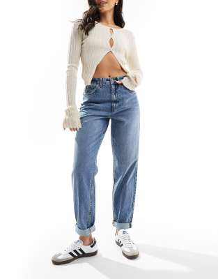 ASOS DESIGN - Locker geschnittene Mom-Jeans in Mittelblau mit hohem Bund