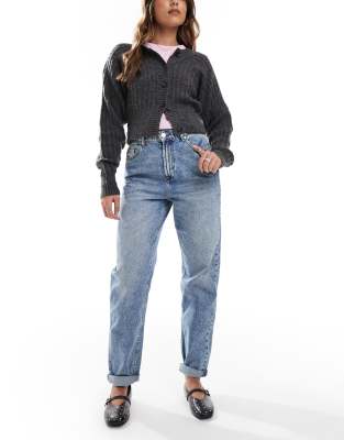 ASOS DESIGN - Locker geschnittene Mom-Jeans in Mittelblau mit hohem Bund