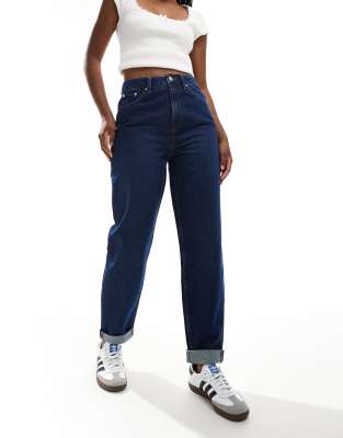 ASOS DESIGN - Locker geschnittene Mom-Jeans in Rinse-Waschung mit hohem Bund-Marineblau