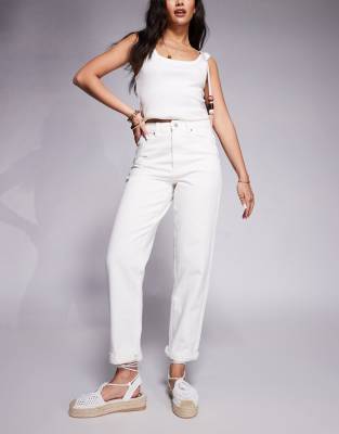 ASOS DESIGN - Locker geschnittene Mom-Jeans in Weiß mit hohem Bund