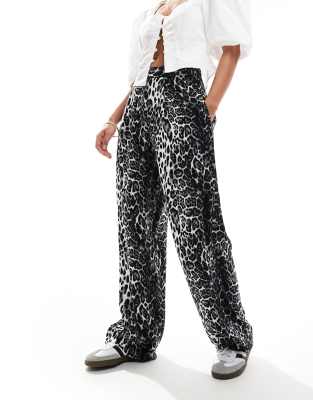 ASOS DESIGN - Locker geschnittene Pull-on-Hose in Schwarz-Weiß mit Animalprint-Bunt