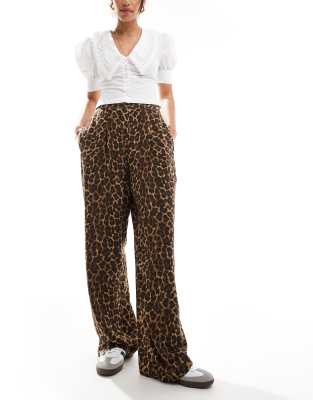 ASOS DESIGN - Locker geschnittene Schlupfhose mit Animalprint-Bunt