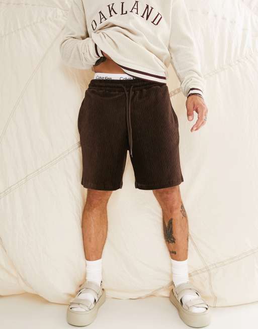 ASOS DESIGN – Locker geschnittene Shorts aus geripptem Velours in Braun