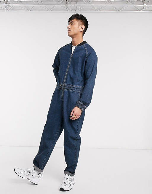 ASOS DESIGN –  Locker geschnittener, indigoblauer Jeans-Jumpsuit mit Kragen im Bomberjacken-Stil