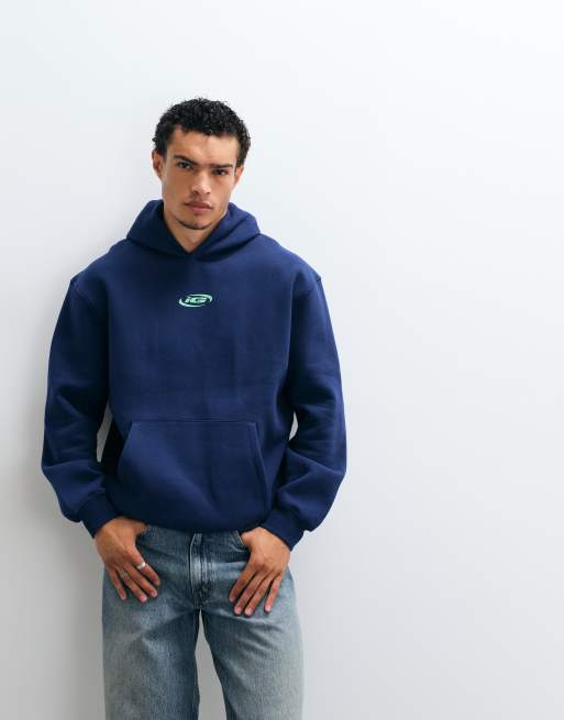 ASOS DESIGN locker geschnittener Kapuzenpullover mit glänzendem High-Build-Print in Marineblau, 5 von 5