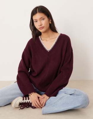 ASOS DESIGN - Locker geschnittener Pullover in Pflaume mit V-Ausschnitt und Kontraststreifen-Rot
