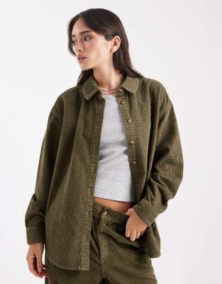 ASOS DESIGN - Locker geschnittenes Hemd aus Bubble-Cord in Khaki, Kombiteil-Grün