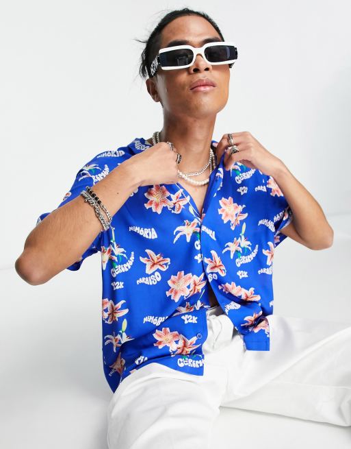 ASOS DESIGN – Locker geschnittenes Hemd in leuchtendem Blau mit Blumenmuster und Reverskragen
