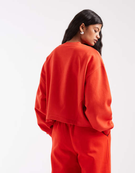 ASOS DESIGN locker geschnittenes, kastiges Crop-Sweatshirt aus Brushback in Tomatenrot, 3 von 4