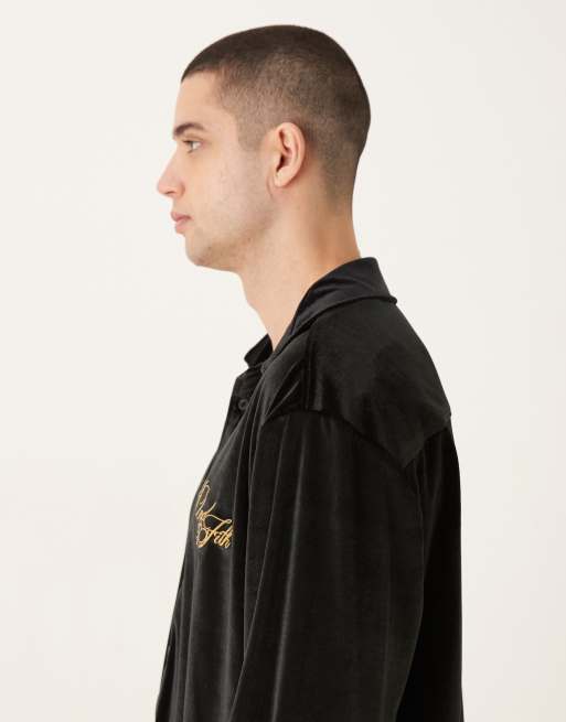 ASOS DESIGN – Locker geschnittenes, kastiges Hemd aus schwarzem Velours mit langen Ärmeln, 4 von 5
