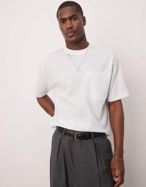 ASOS DESIGN – Locker geschnittenes, kastiges T-Shirt in strukturiertem Blau und Weiß gestreift mit Tasche vorne - view 1
