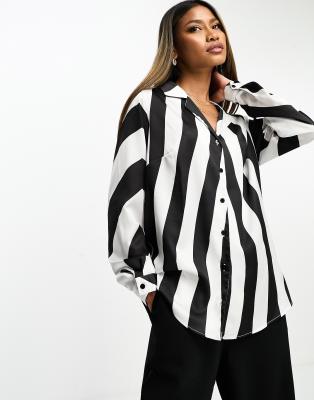 ASOS DESIGN – Locker geschnittenes, langärmliges Hemd aus Satin mit breiten Streifen in Schwarzweiß 