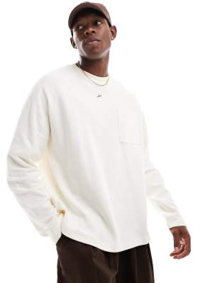 ASOS DESIGN – Locker geschnittenes, langärmliges Shirt in Creme mit Vordertasche - view 1