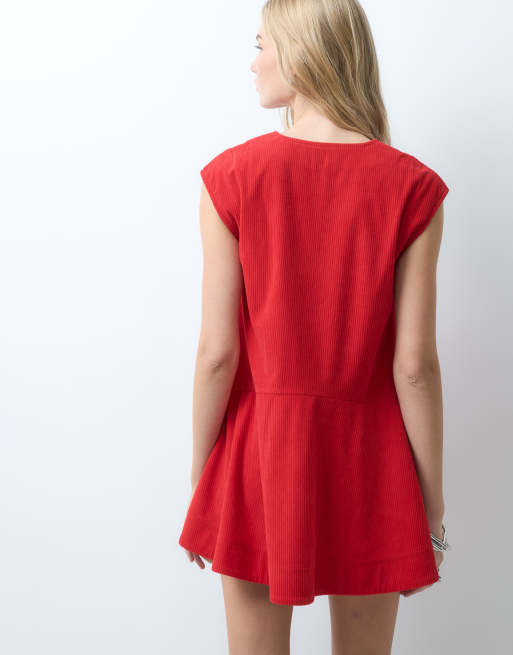 ASOS DESIGN locker geschnittenes Mini-Kleid mit V-Ausschnitt, tiefer Taille und Cord in Kirschrot, 4 von 4
